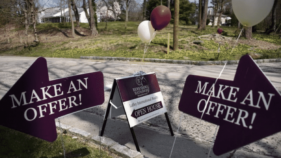 attached-balloons-on-open-house-sign.png